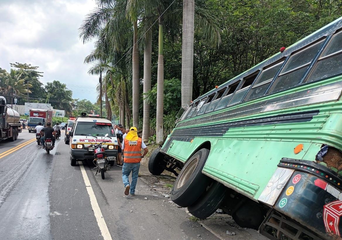 Bomberos con exitoso rescate en bus que estuvo cerca de caer a río