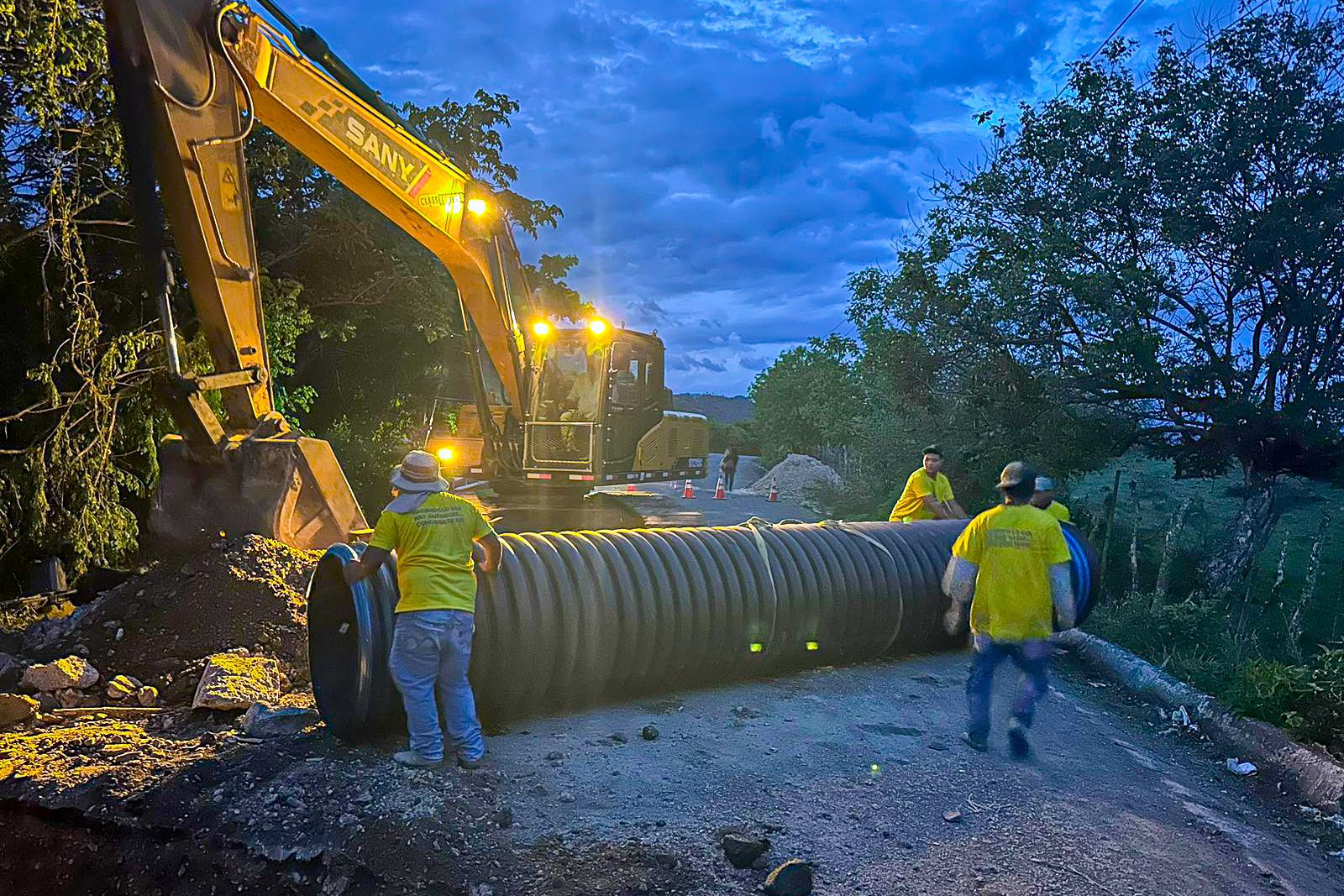 Limpian derrumbes en al menos cuatro carreteras del país