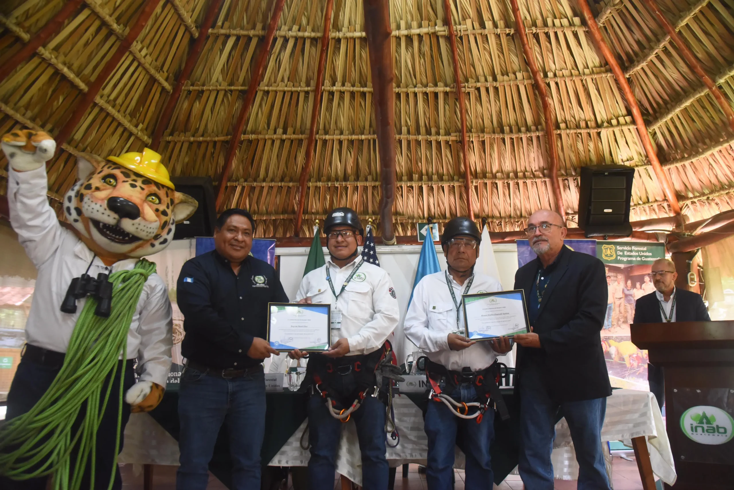 Servicio Forestal de EE.UU. certifica dos escaladores guatemaltecos