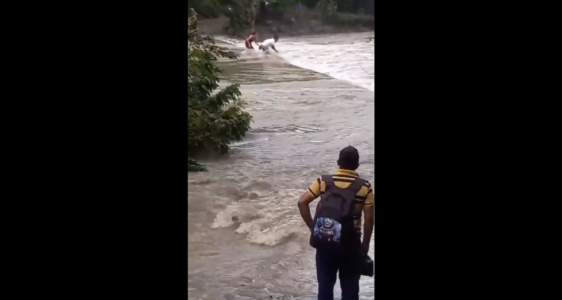 Tres hombres mueren al ser arrastrados por río en Jalpatagua