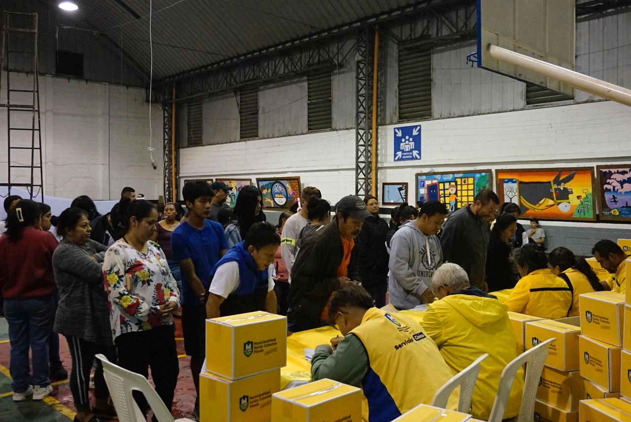 Alumnos de institutos de Santa Catarina Pinula reciben kits escolares