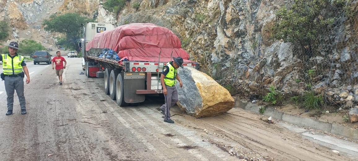 Piden precaución por derrumbe en kilómetro 63 de ruta al Atlántico