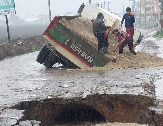 Colapsan drenajes por fuertes lluvias en Quetzaltenango