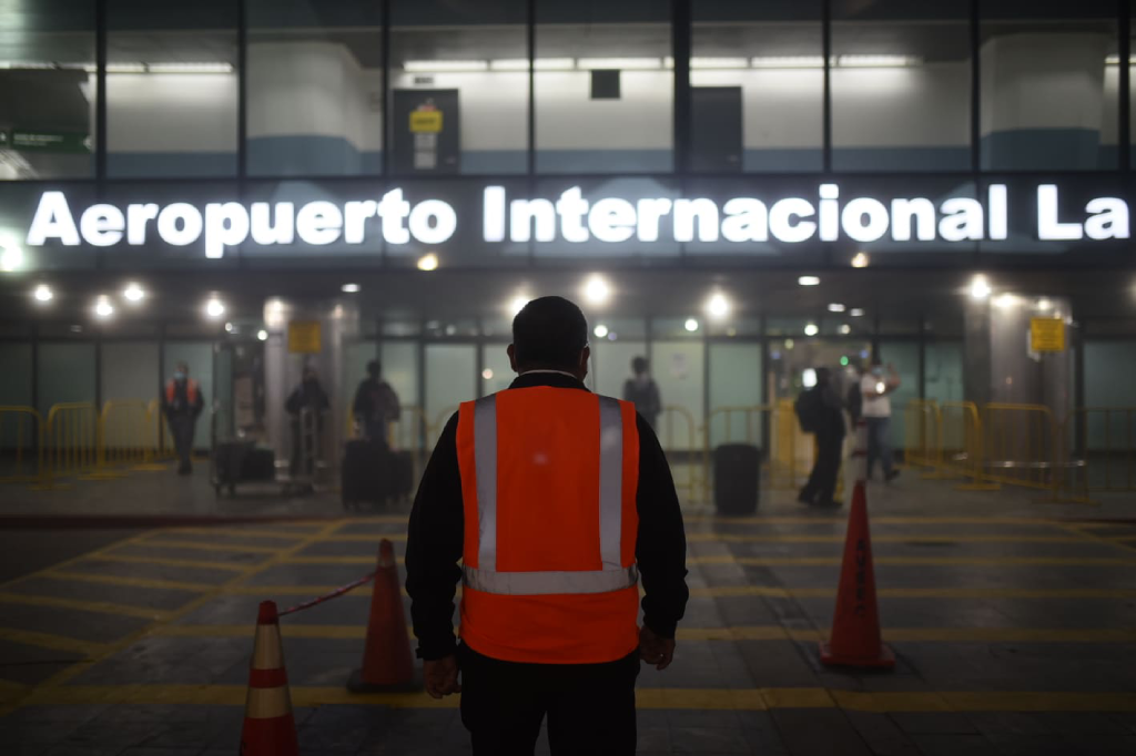 Arévalo anuncia licitación para mejorar condiciones del aeropuerto La Aurora