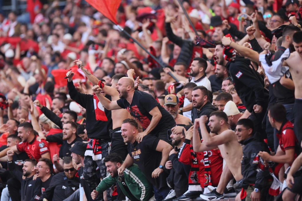 UEFA vuelve a sancionar a Albania por «mal comportamiento» de su afición