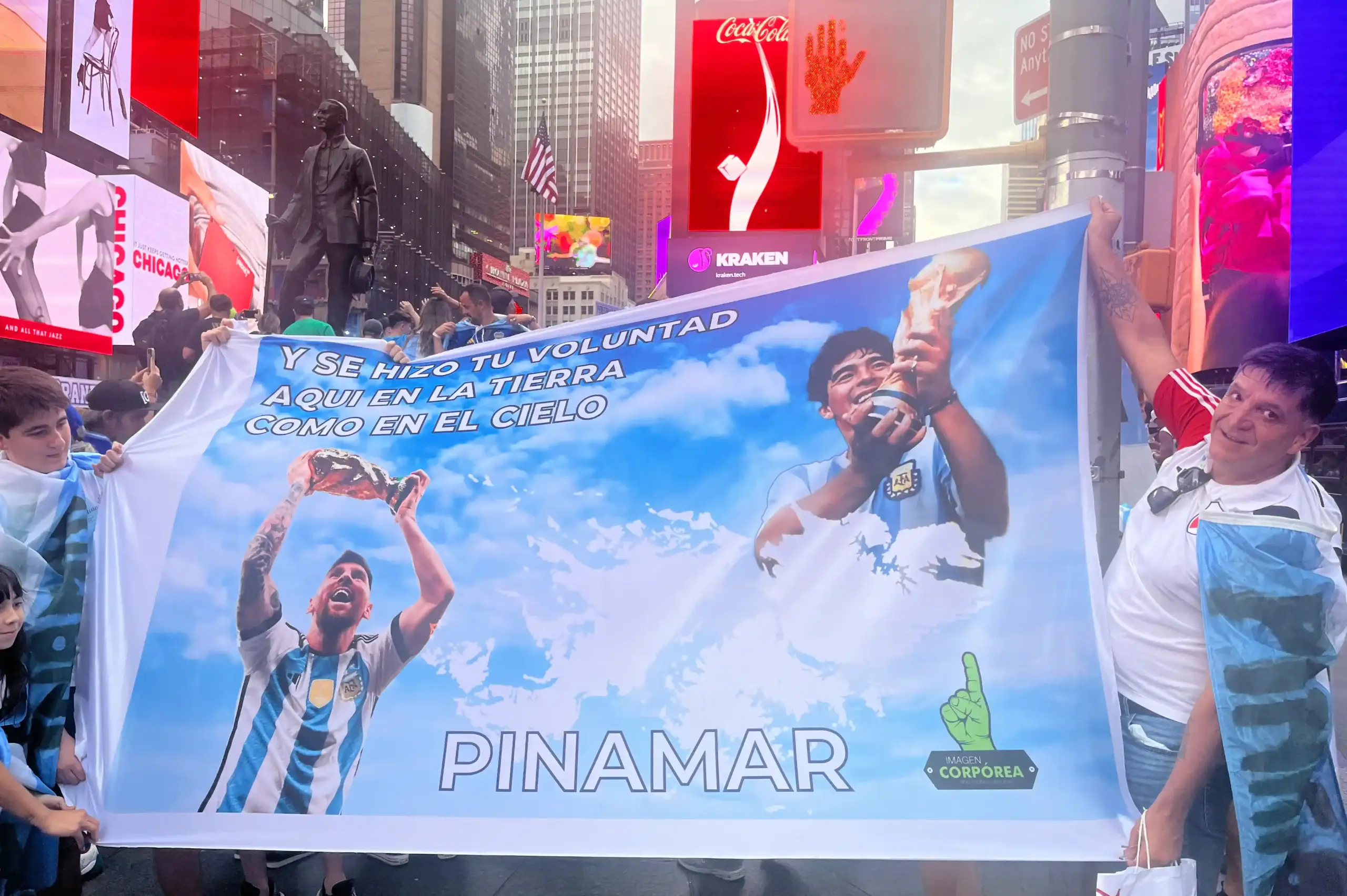 Afición de Argentina abarrota el Times Square para el banderazo