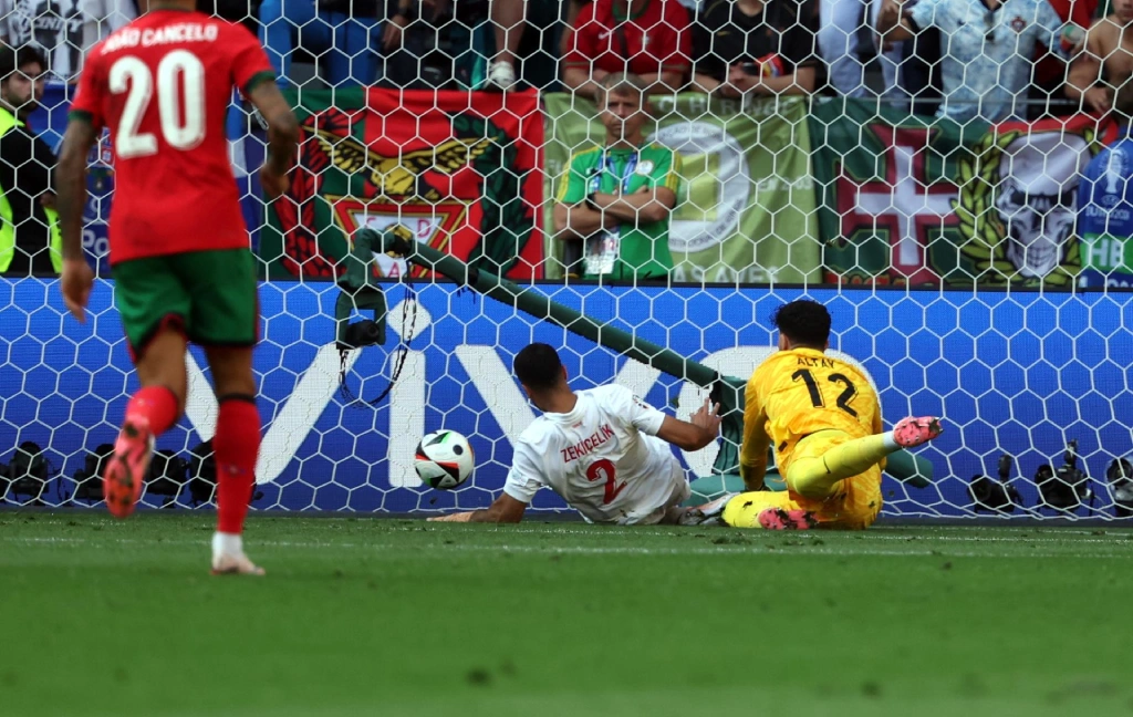 El insólito autogol de Turquía ante Portugal