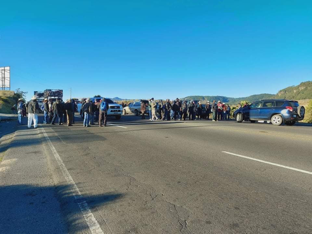 Veteranos militares bloquean carreteras en distintos puntos