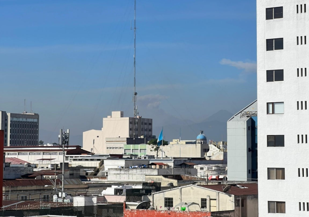 Actividad del volcán de Fuego genera caída de ceniza