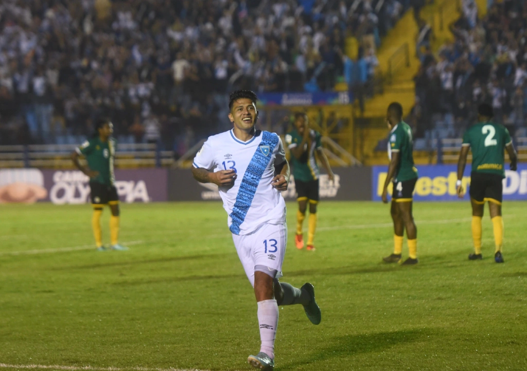 Guatemala cumple y golea en su debut en las Eliminatorias de Concacaf