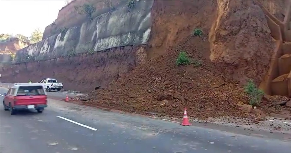 Derrumbe obstaculiza un carril en el libramiento de Chimaltenango