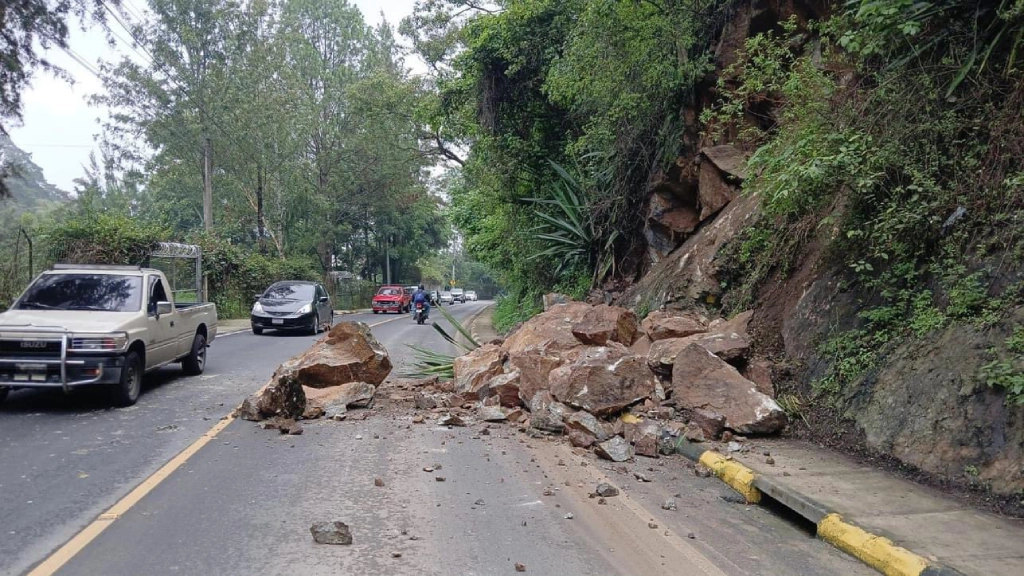 Cierran carriles en Santa Catarina Pinula tras deslizamiento