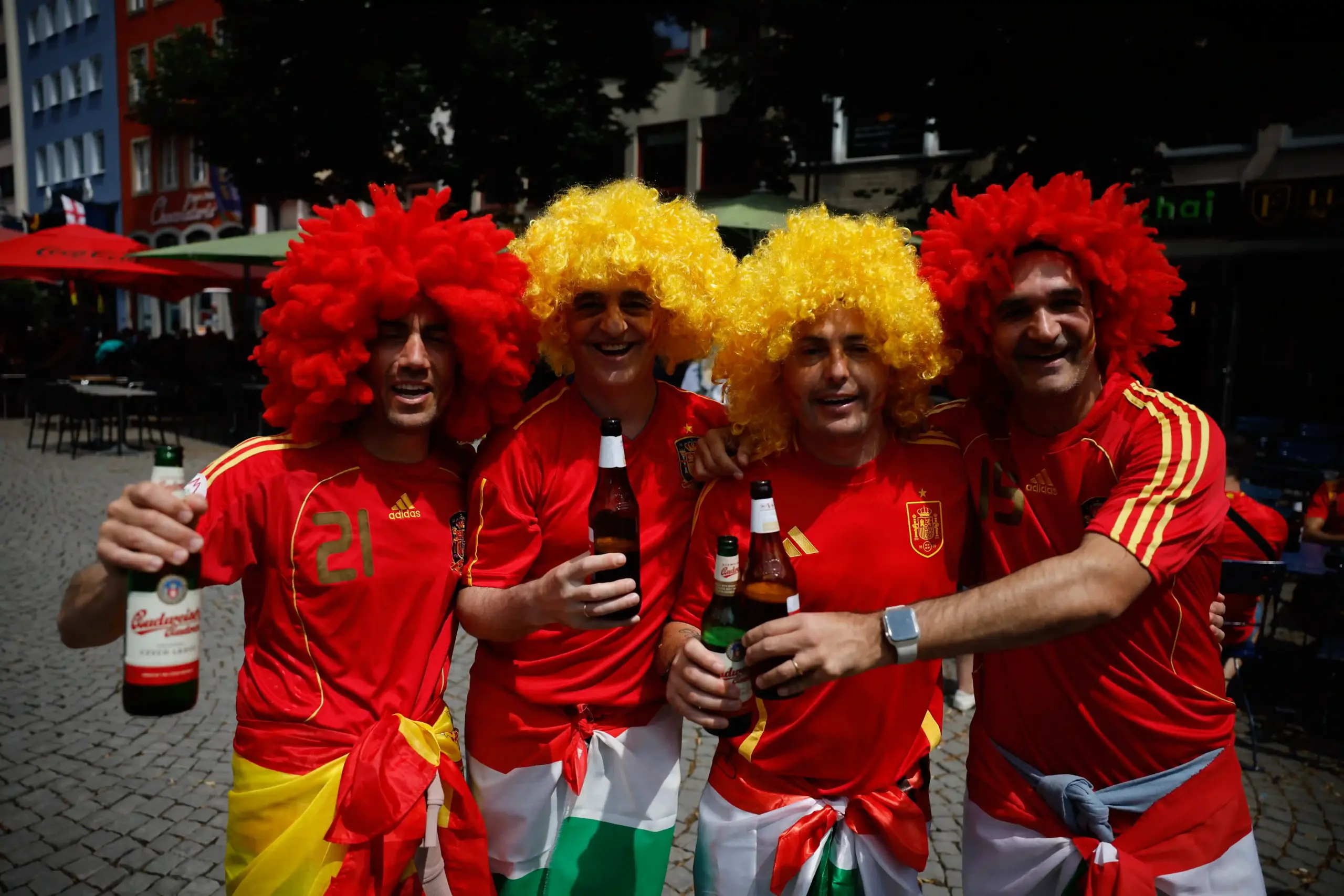 Afición de España alegra las calles de Colonia