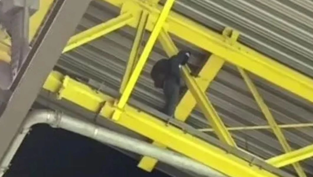 Esto hacía un hombre en el techo del estadio de Dortmund