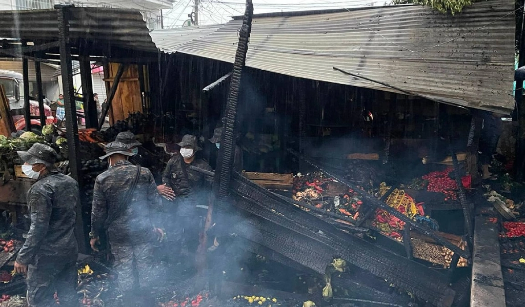 Incendio consume locales en mercado del puerto San José