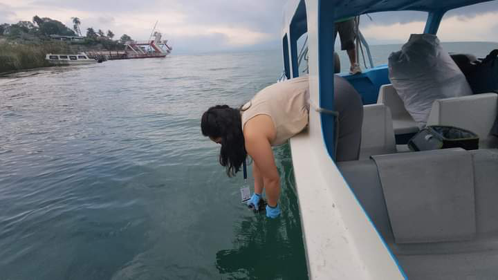 Tras denuncia de posible derramamiento, realizan pruebas de agua en Lago de Atitlán