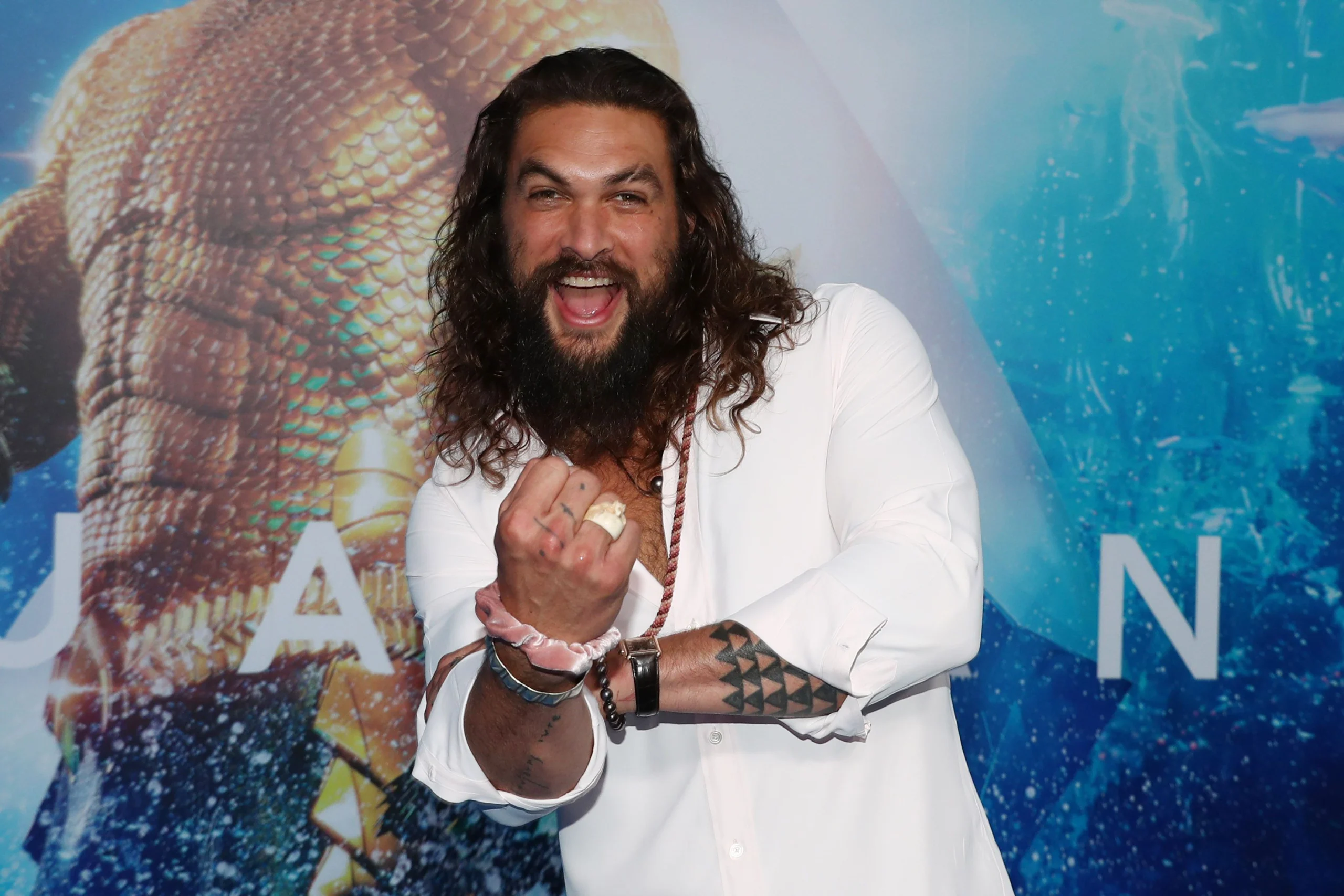 Revelan que Jason Momoa está «completamente enamorado» de Adria Arjona