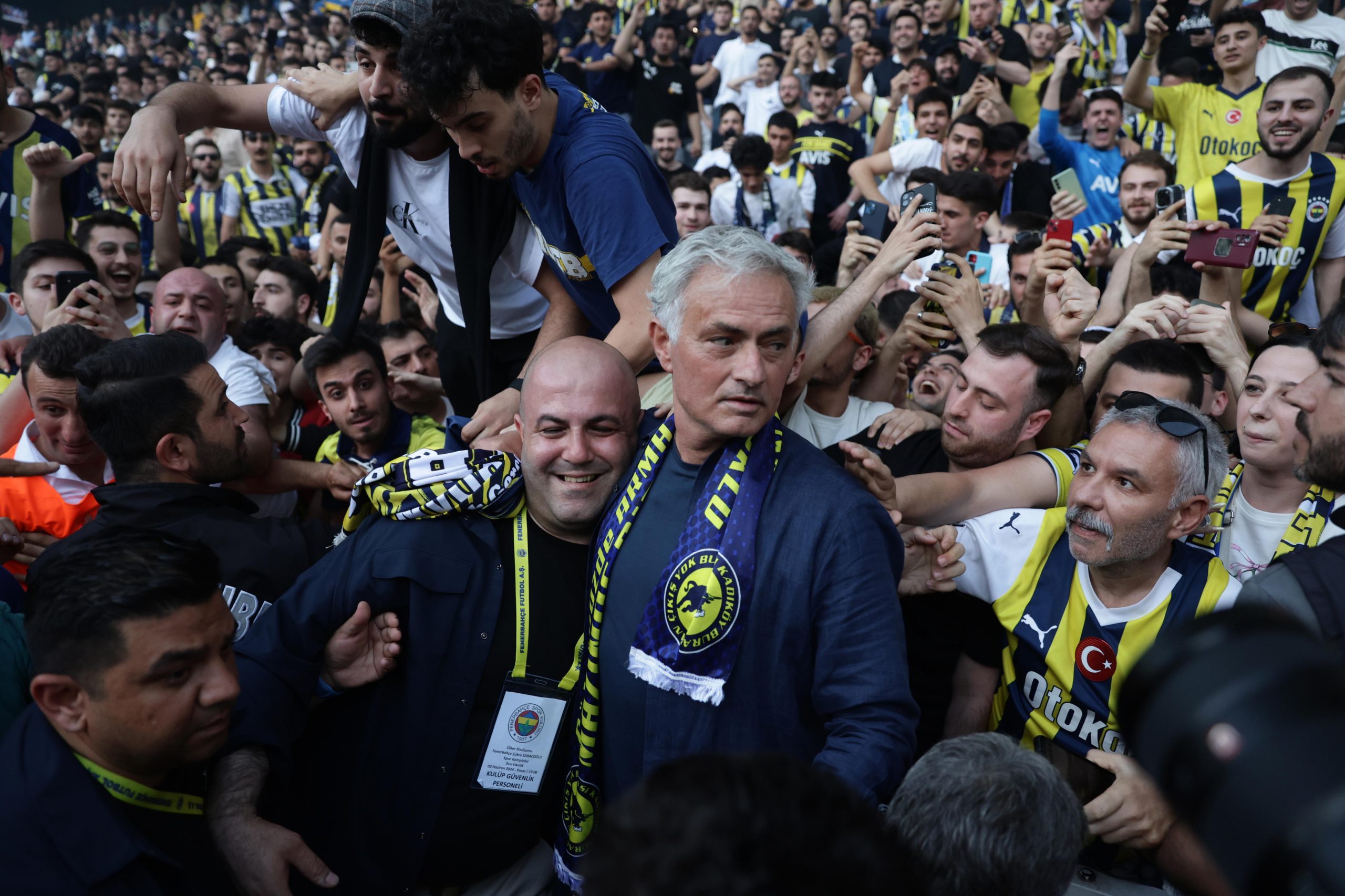 Mourinho firma con el Fenerbahçe turco en una ceremonia multitudinaria