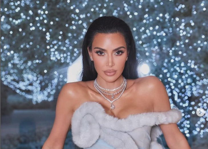 Kim Kardashian hace zoom a sus sensuales curvas para promocionar línea de bikinis