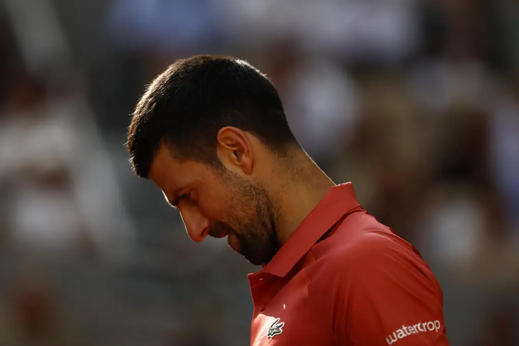 Djokovic se retira de Roland Garros por una lesión en su rodilla