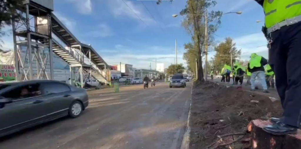 Habilitan paso en el Periférico tras accidente de tráiler