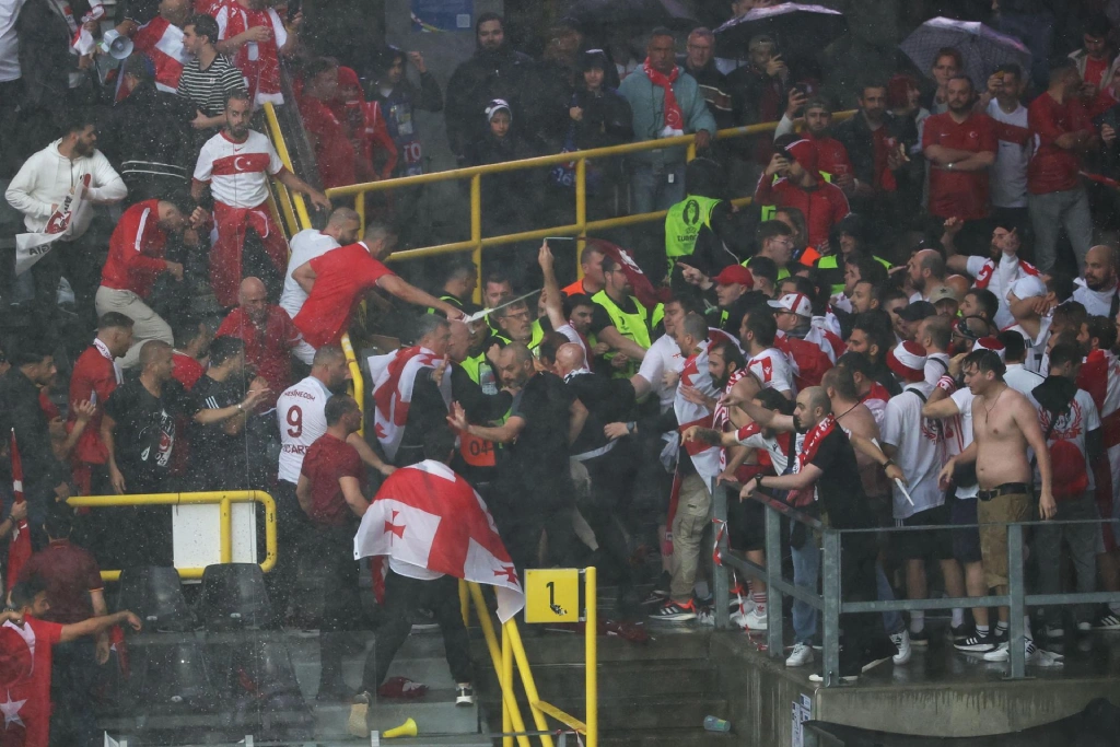 Aficionados de Turquía y Georgia se van a los golpes en el Signal Iduna Park