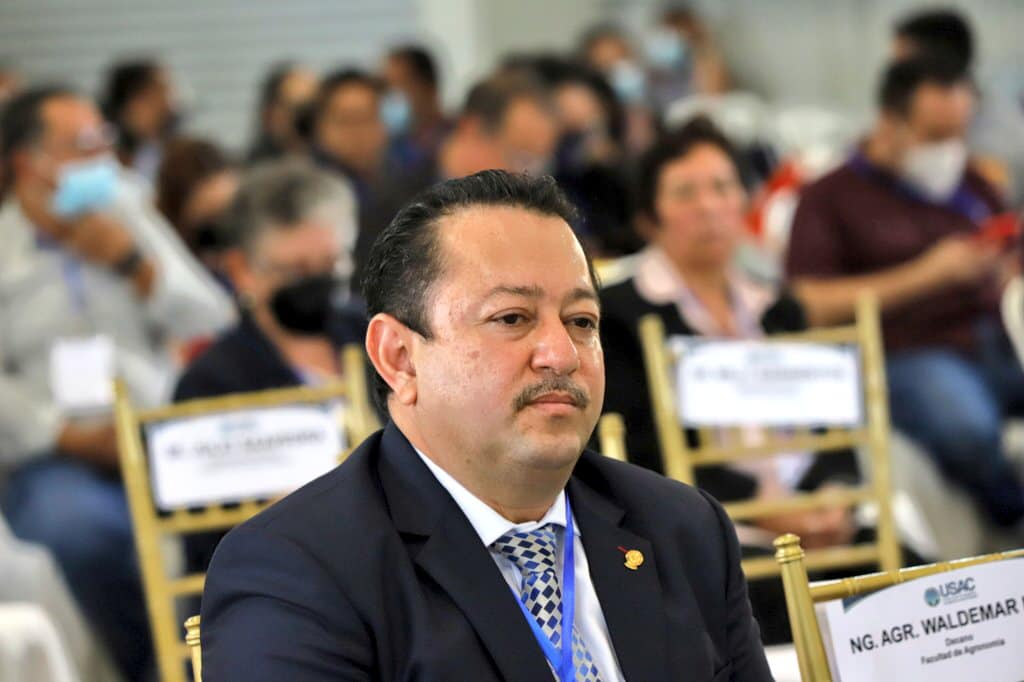 Diputados de Semilla presentan denuncia contra rector de la Usac