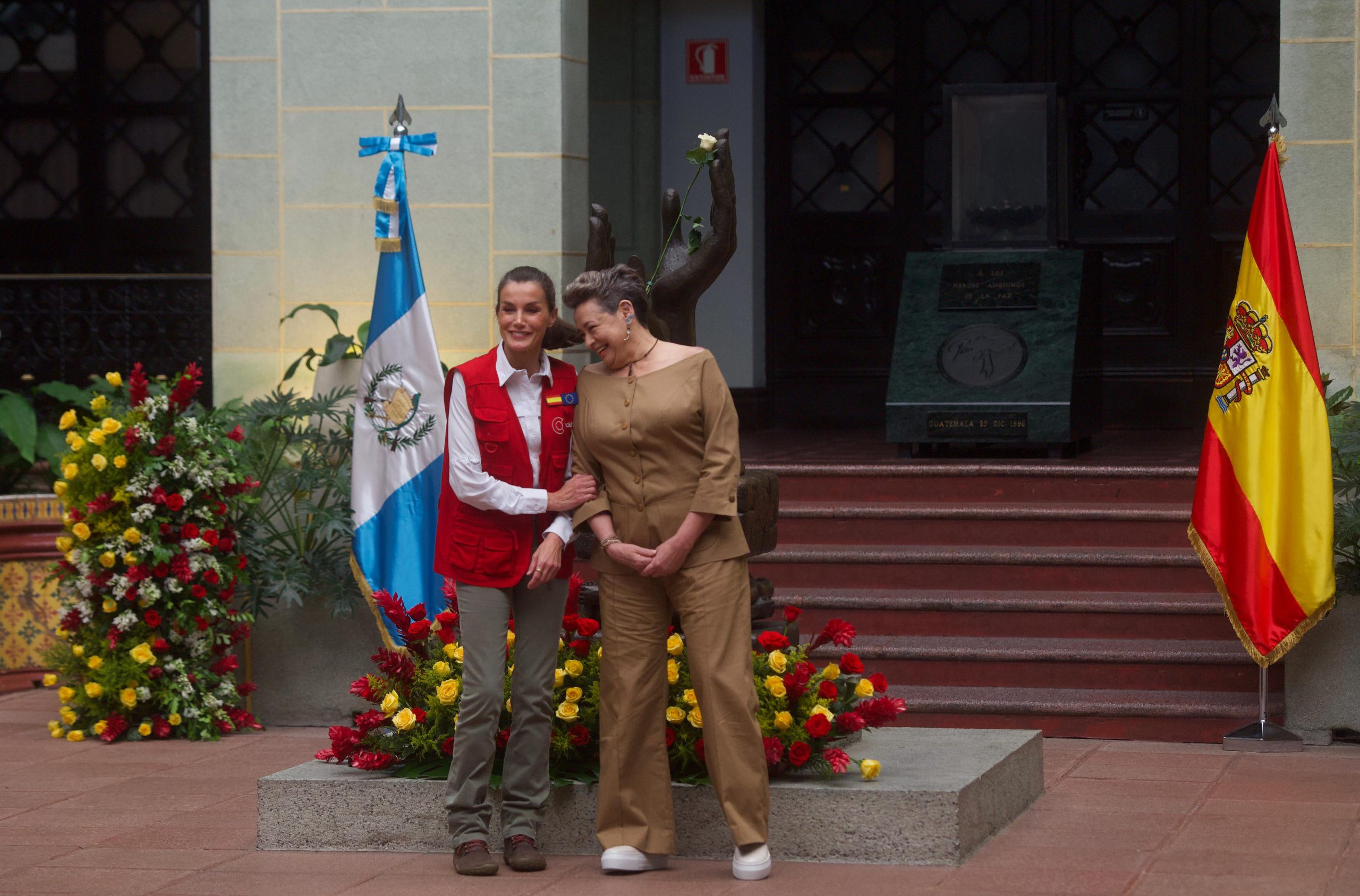 reina Letizia de España es recibida por la primera dama de Guatemala