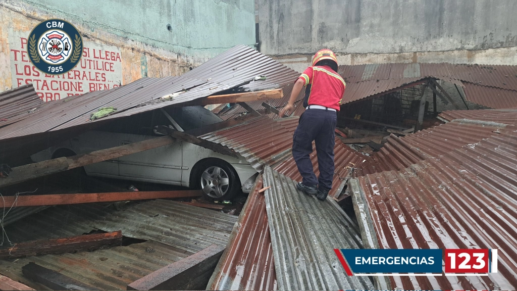 Techo de parqueo se desploma en zona 5