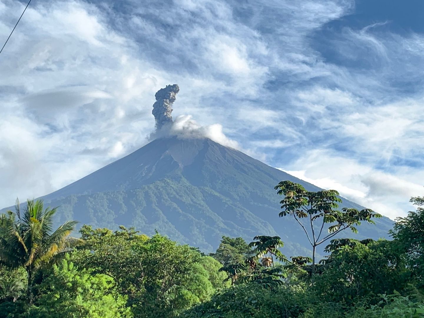 Piden precaución al tránsito aéreo por actividad de tres volcanes