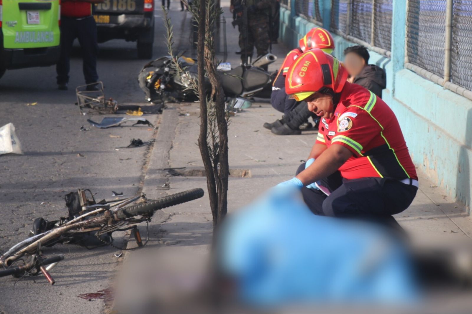 Motorista muere y ciclista queda grave tras colisión en zona 5