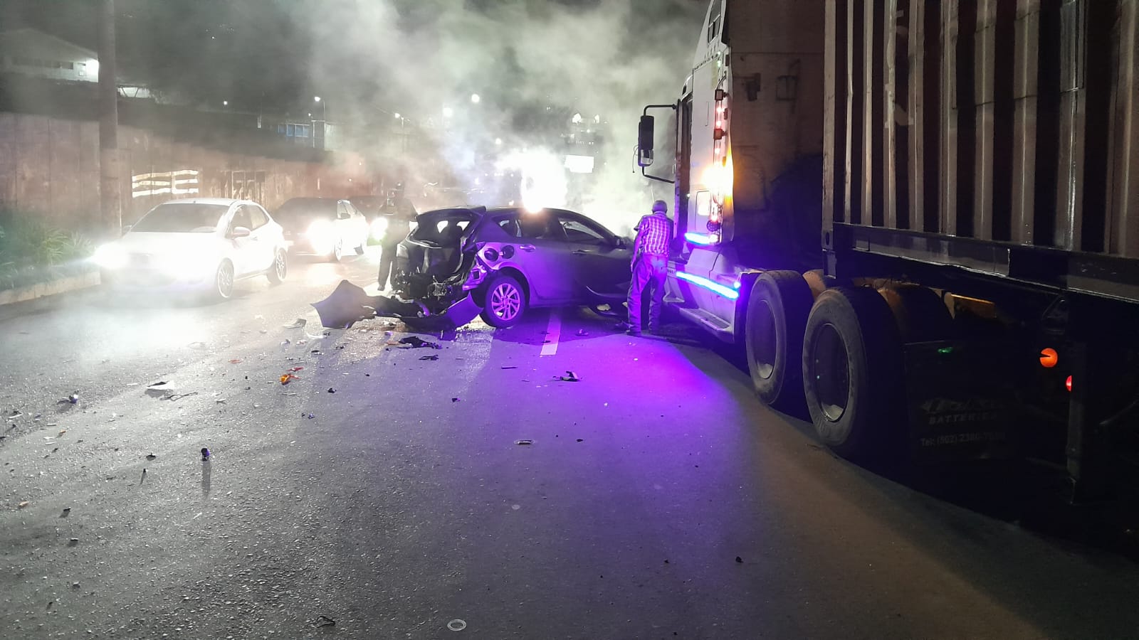 Bomberos rescatan a piloto tras accidente en carretera al Pacífico