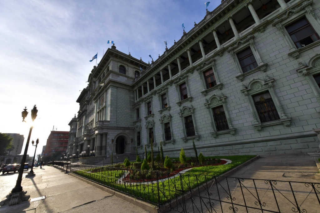 Hombre armado intentó ingresar al Palacio Nacional, haciéndose pasar por periodista