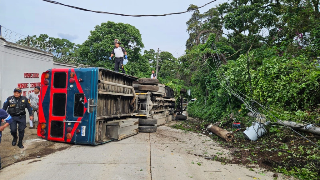 Bus que trasladaba a estudiantes vuelca en Sacatepéquez