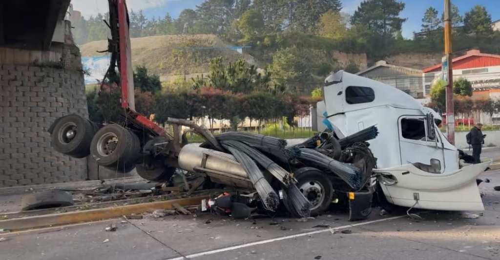 Tráiler cae desde paso a desnivel en Quetzaltenango