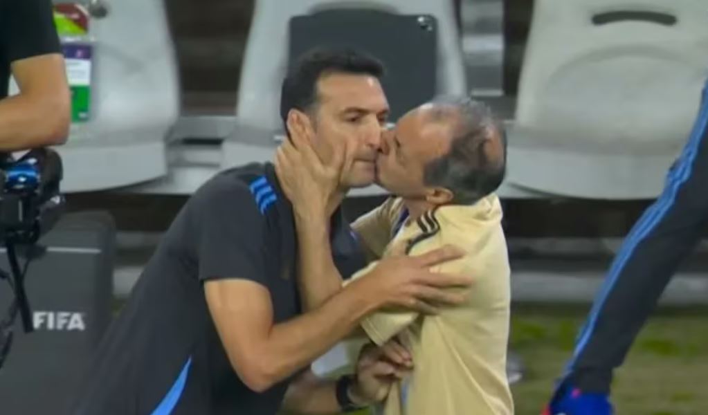 Jugadores de Argentina reaccionan al beso Scaloni-Marito