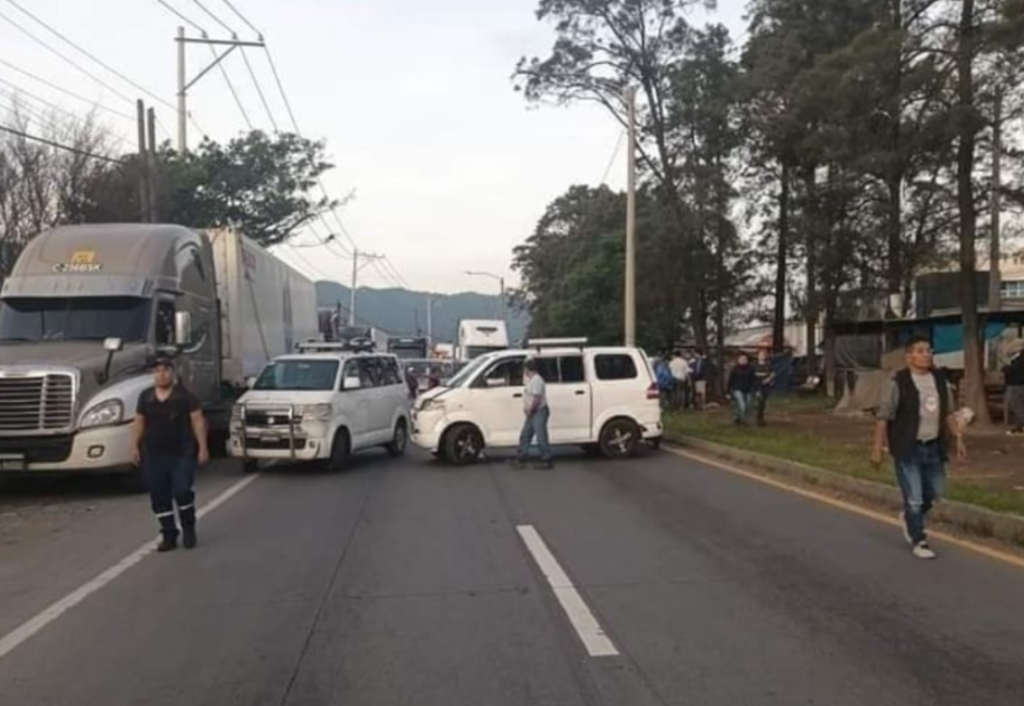 Pilotos de microbuses mantienen bloqueo en ruta al Pacífico