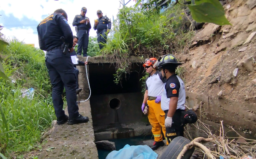 Hallan cuerpo de mujer en drenaje de ruta al Atlántico