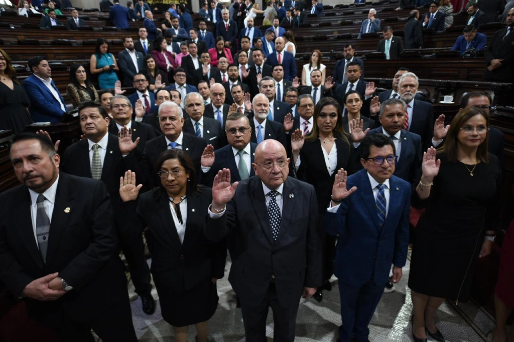 Congreso juramenta a comisiones de postulación para elección de magistrados