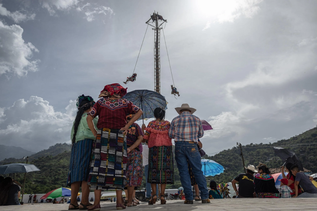 Bailarines realizan la Danza del palo volador en Cubulco, Baja Verapaz