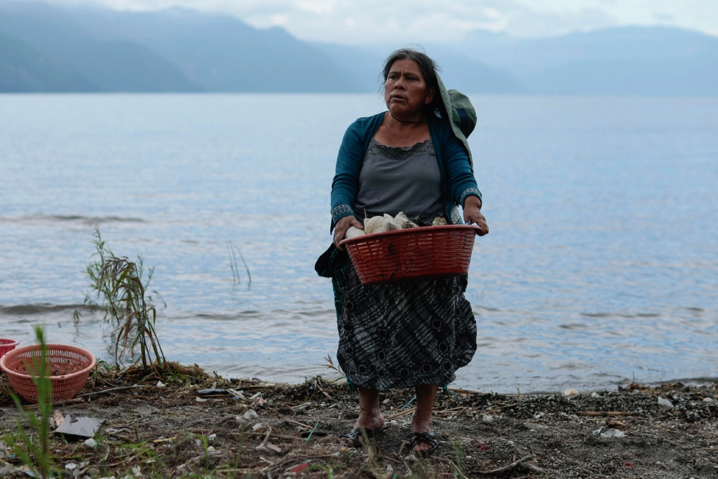 ‘Guardianas del lago’ luchan contra la contaminación y plásticos en Atitlán