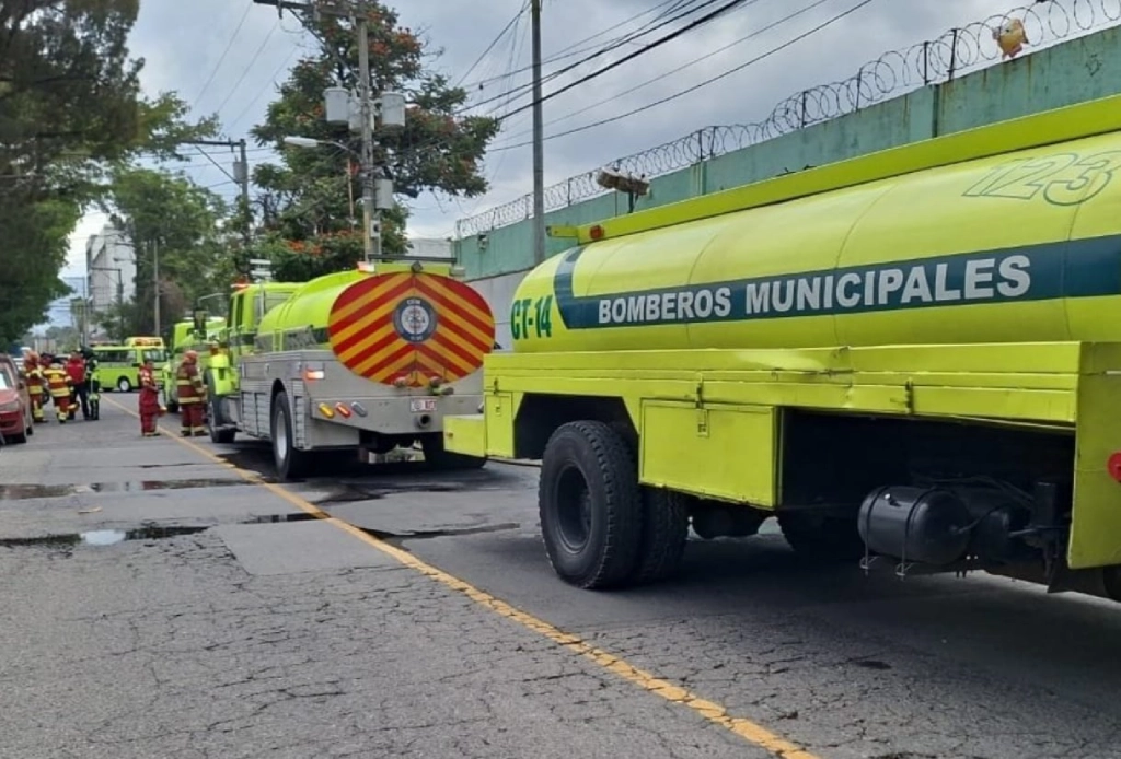 Dos heridos por incendio en fábrica de zona 12