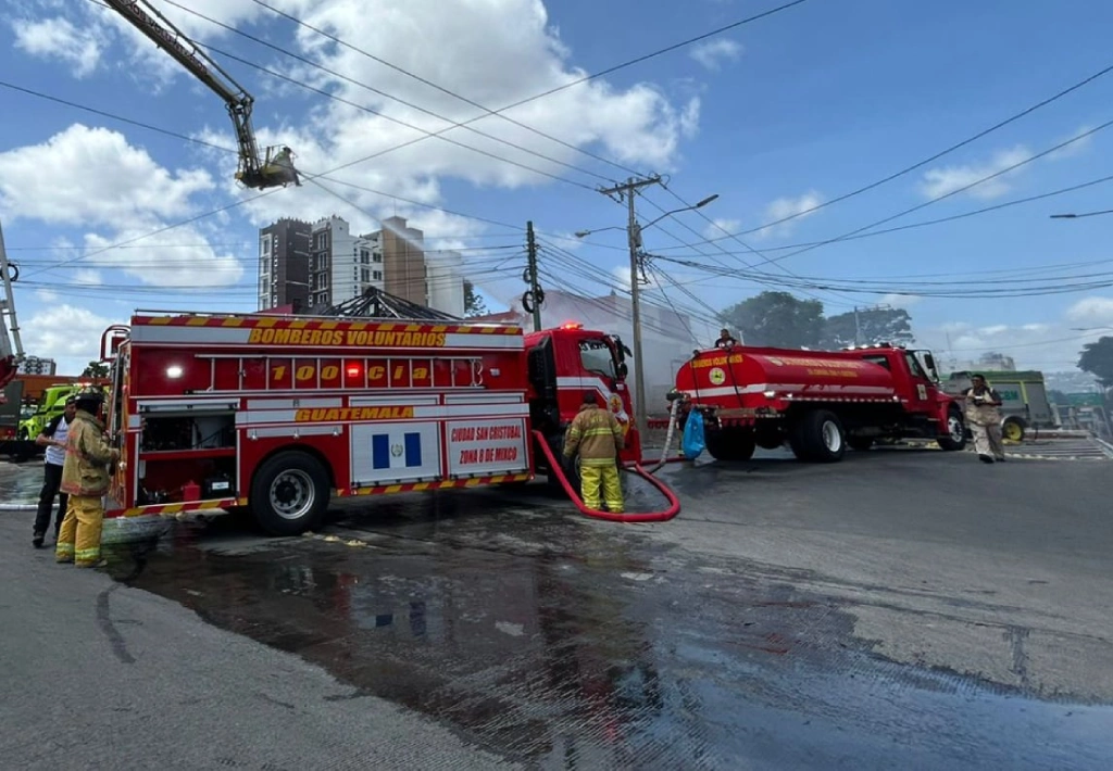 Bomberos combaten incendio en restaurante de zona 12