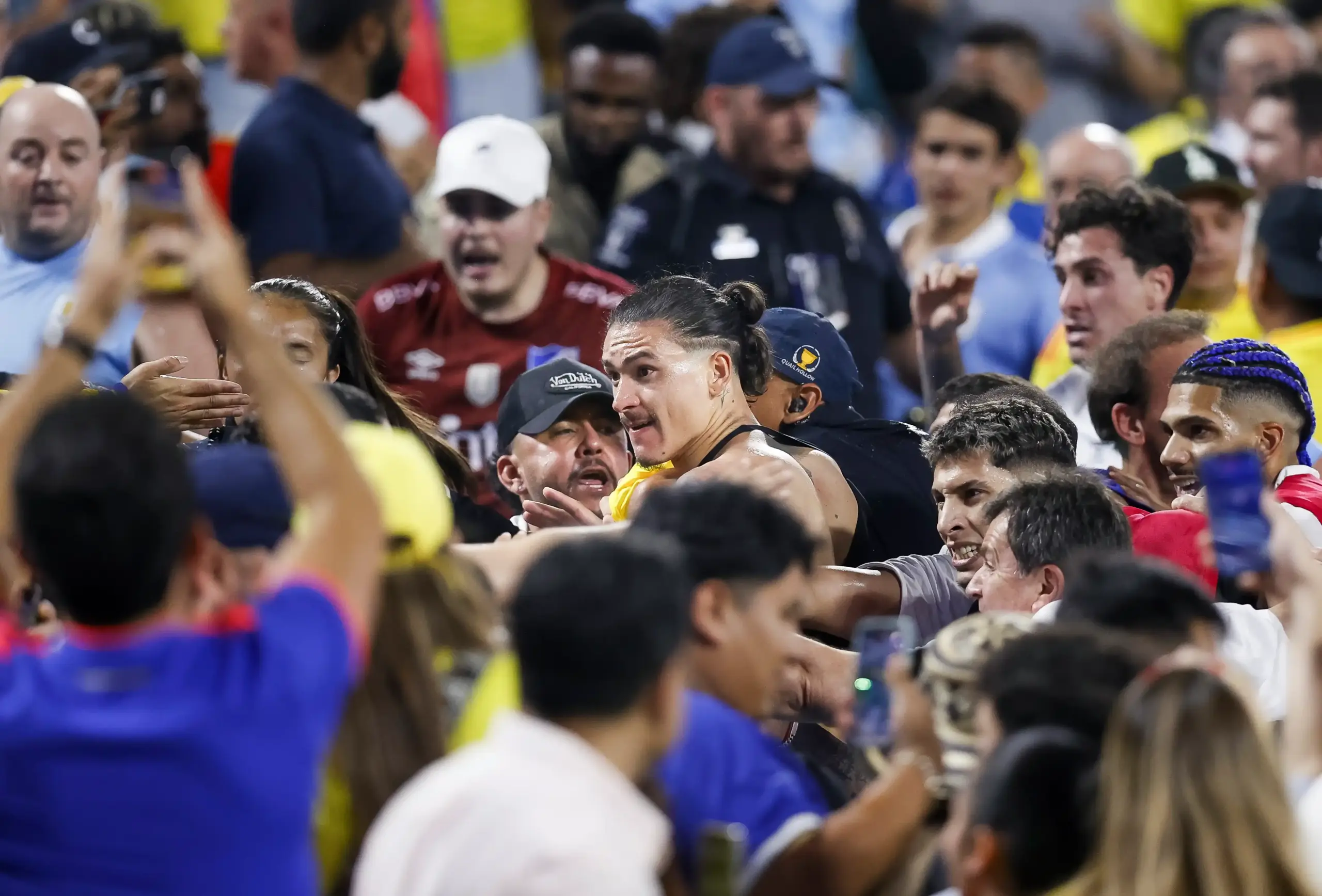 Jugadores de Uruguay se pelean con aficionados de Colombia