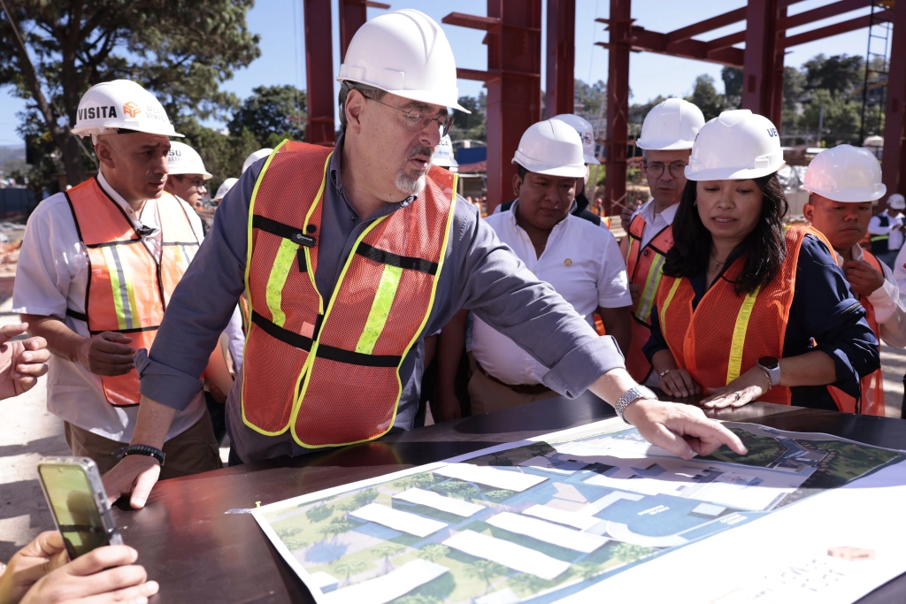 Arévalo supervisa avances de construcción del hospital en Sololá