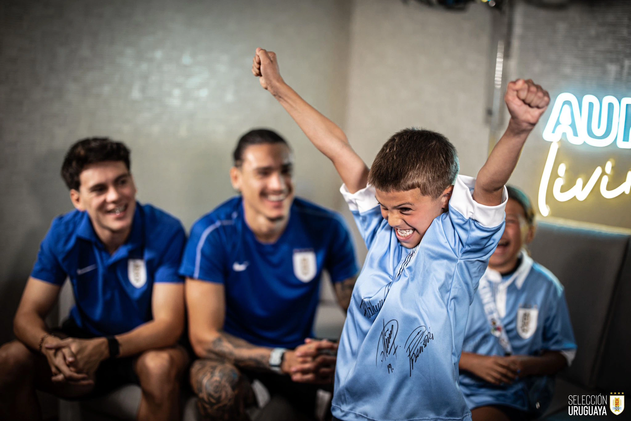 Uruguay: Emotivo encuentro entre futbolistas y familia migrante