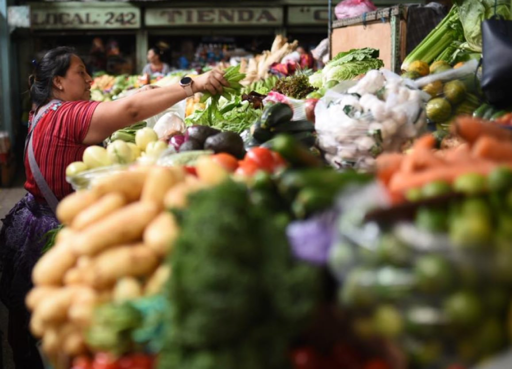 Vendedores de mercado reportan pérdida de productos por altos costos