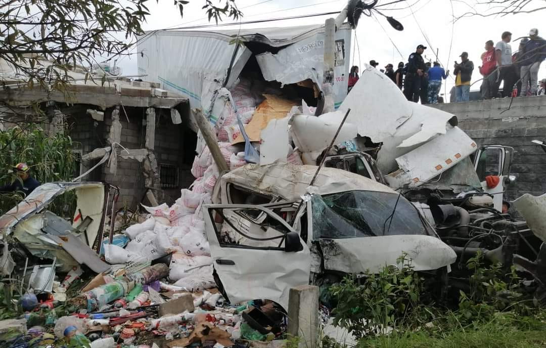 Tráiler protagoniza aparatoso accidente en San Cristóbal Totonicapán