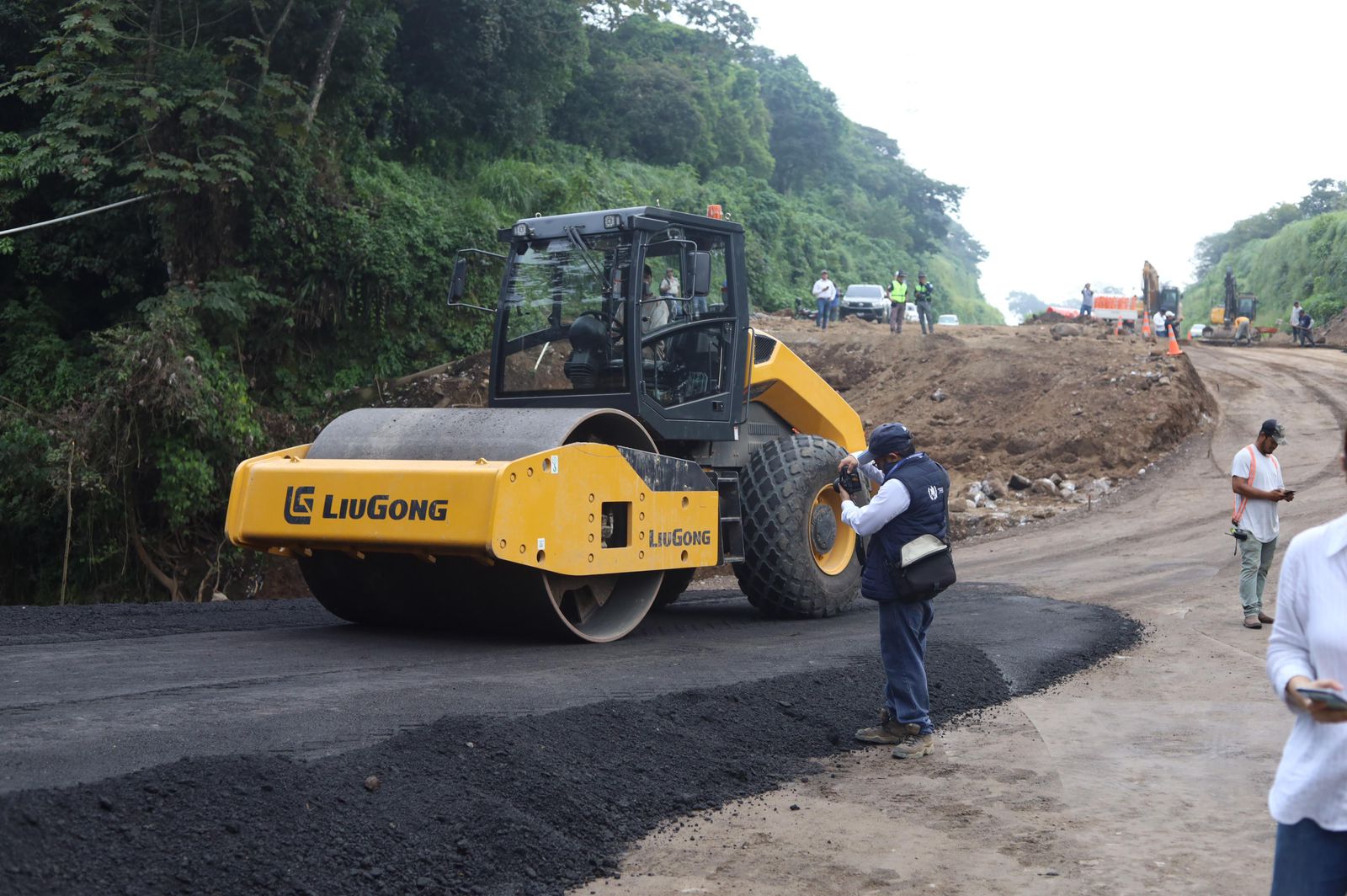 Habilitan paso para vehículos livianos en autopista Palín Escuintla