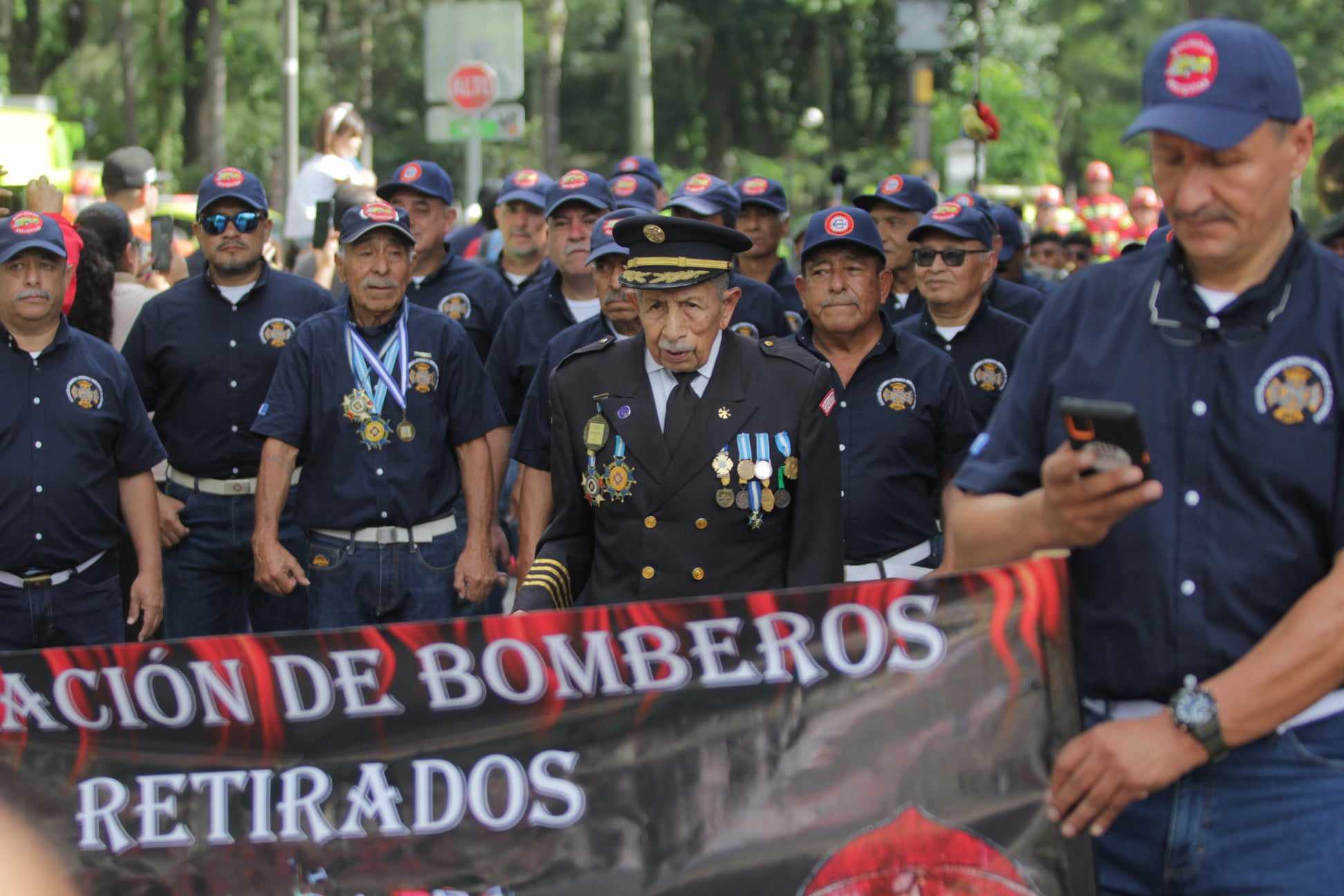 Bomberos Municipales desfilan para celebrar su 69 aniversario